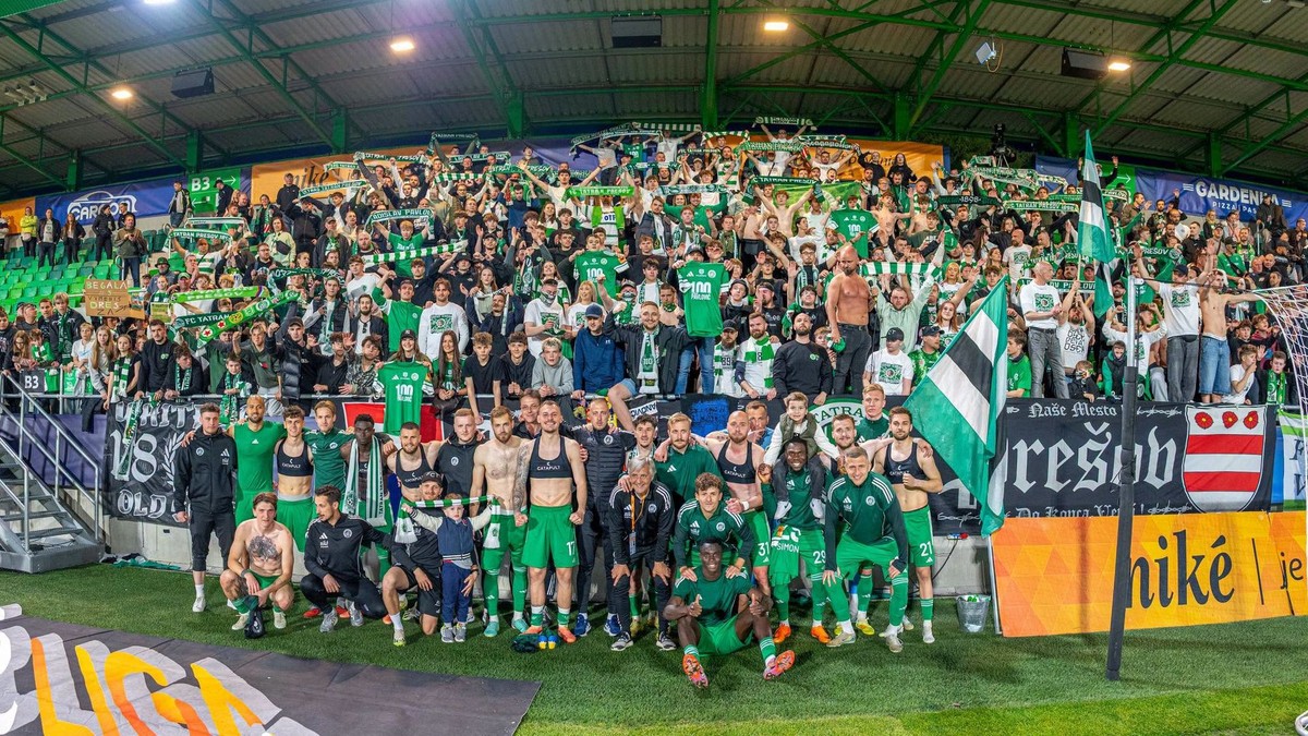 Futbalisti Prešova oslavujú s divákmi.