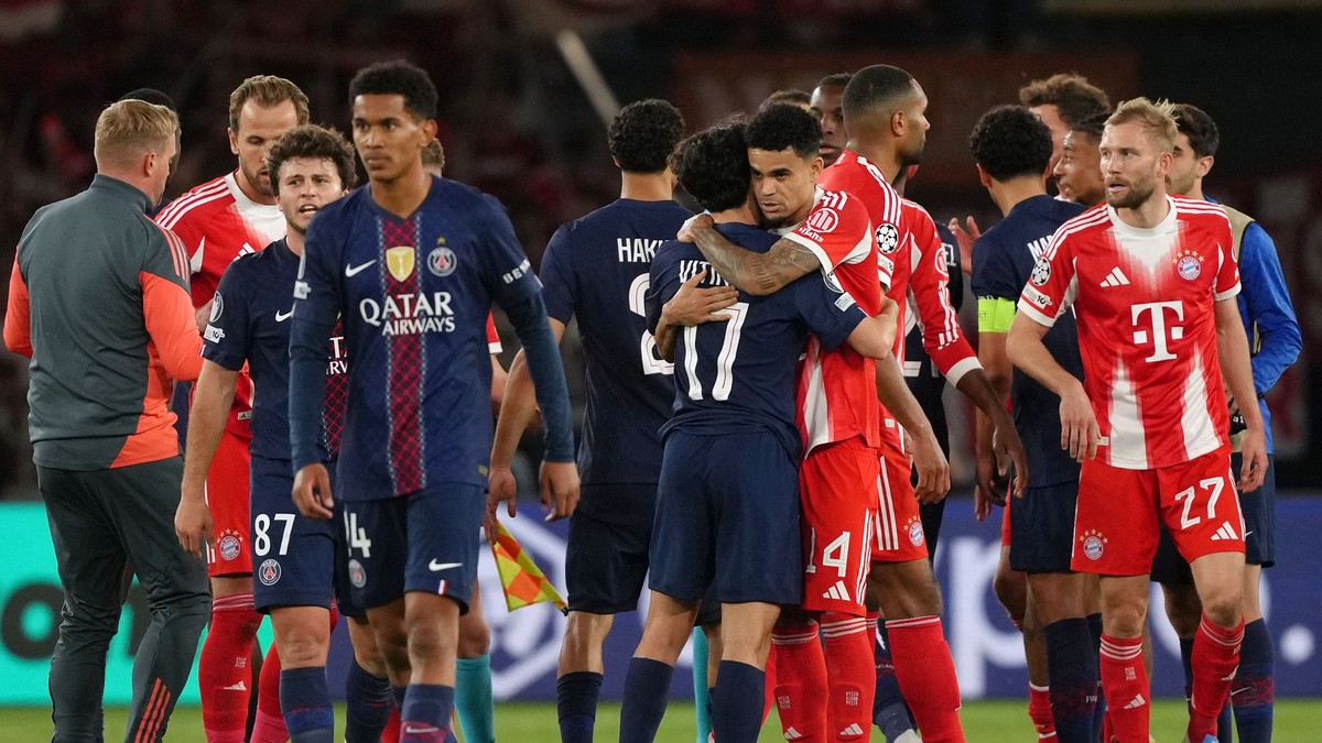Futbalista PSG Vitinha a hráč Bayrnu Luis Diaz sa objímajú po prvom zápase semifinále Ligy majstrov Paríž St. Germain - Bayern Mníchov.