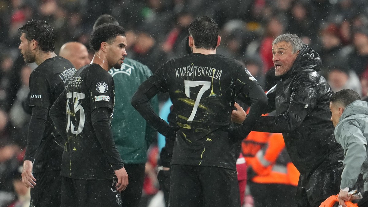 Luis Enrique komunikuje s hráčmi.