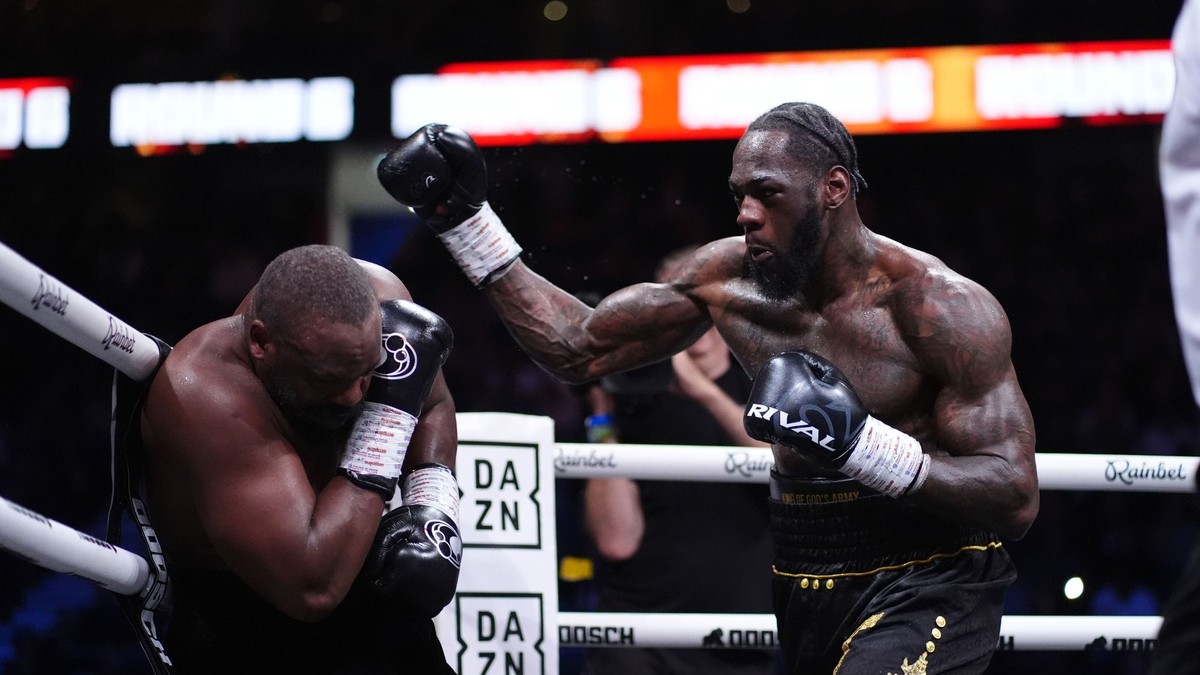 Vpravo Deontay Wilder a Derek Chisora počas zápasu v O2 aréne v Londýne.