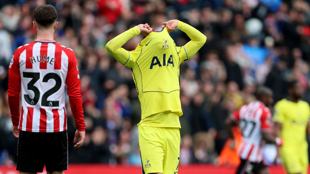 Na snímke hráč Tottenhamu Xavi Simons reaguje po zápase.