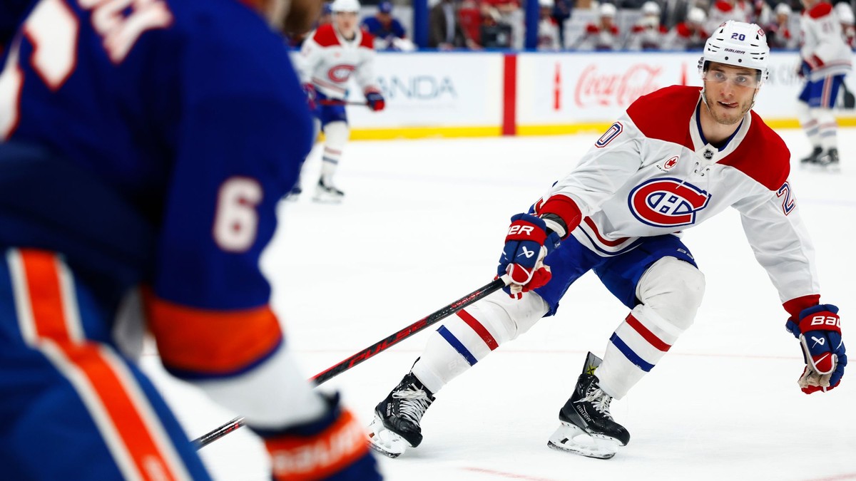 Útočník Montrealu Canadiens Juraj Slafkovský proti New York Islanders.