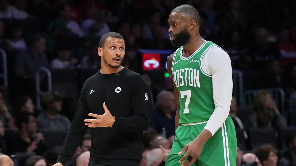 Hlavný tréner Boston Celtics Joe Mazzulla (vľavo) sa rozpráva s rozohrávačom Jaylenom Brownom (7).