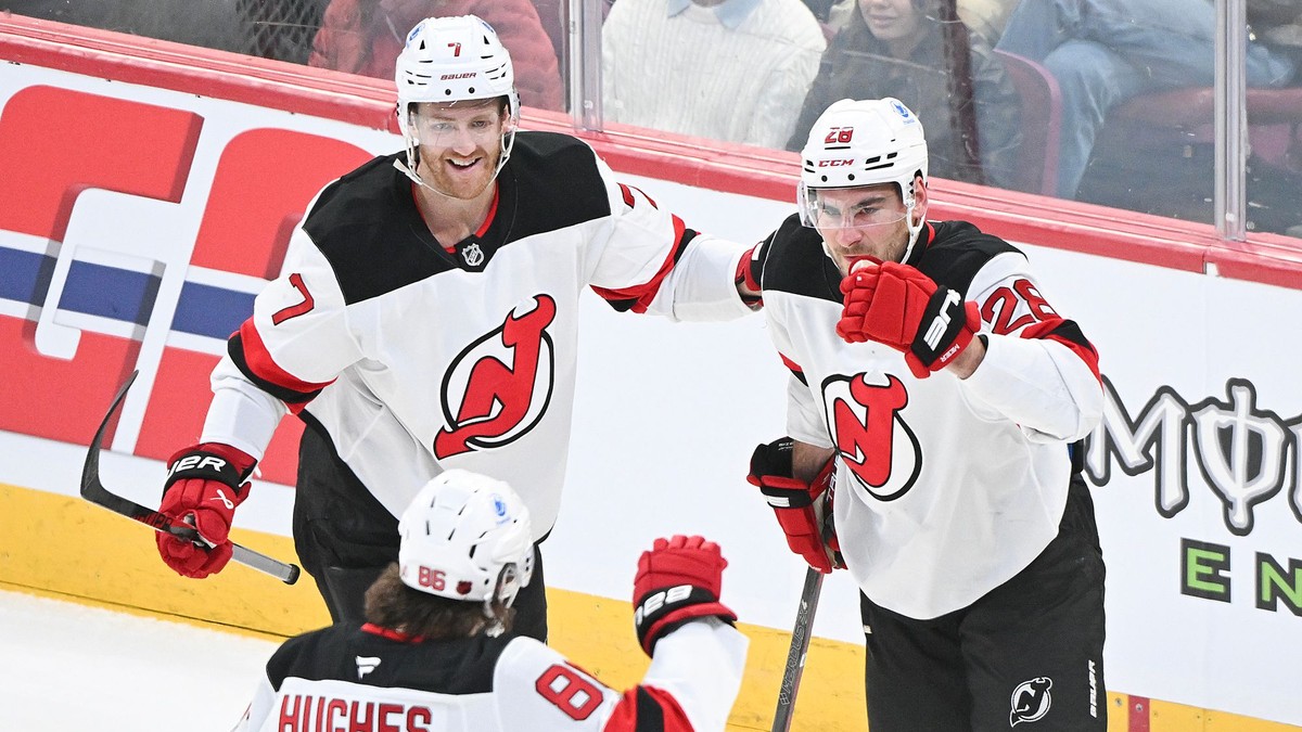 Timo Meier, Dougie Hamilton a Jack Hughes.