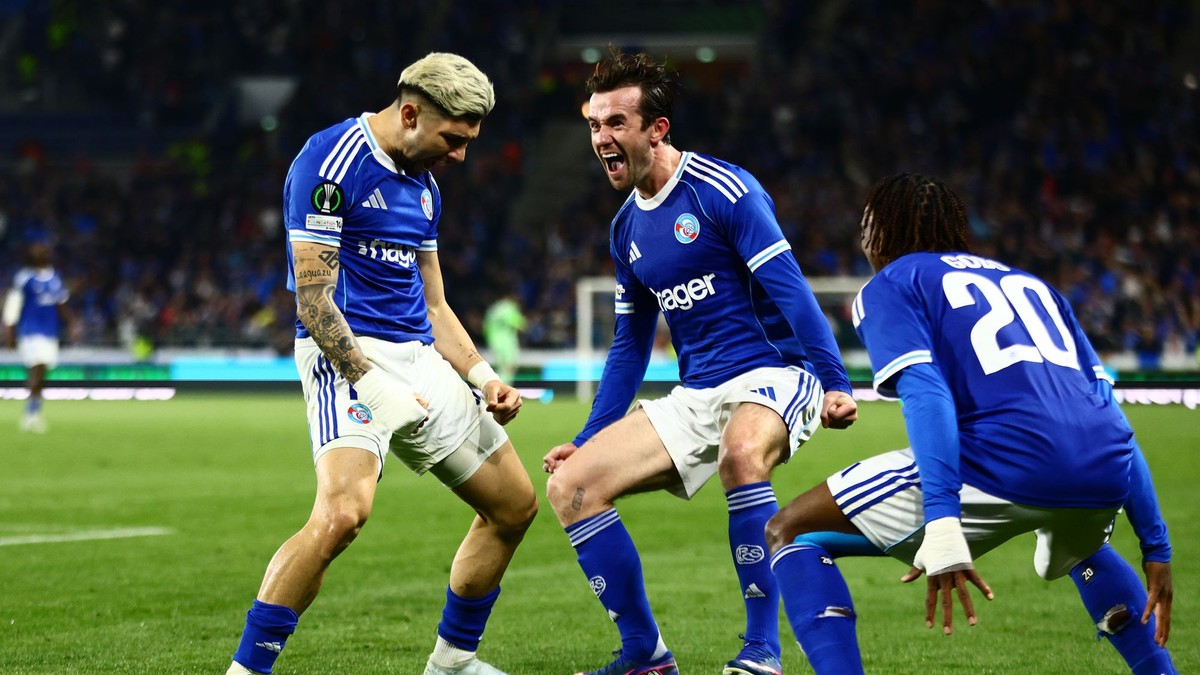 Futbalisti Racing Štrasburg oslavujú gól.