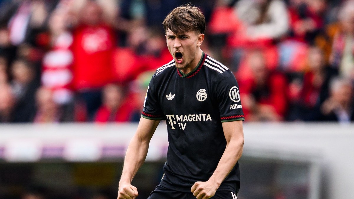 Tom Bischof oslavuje gól.