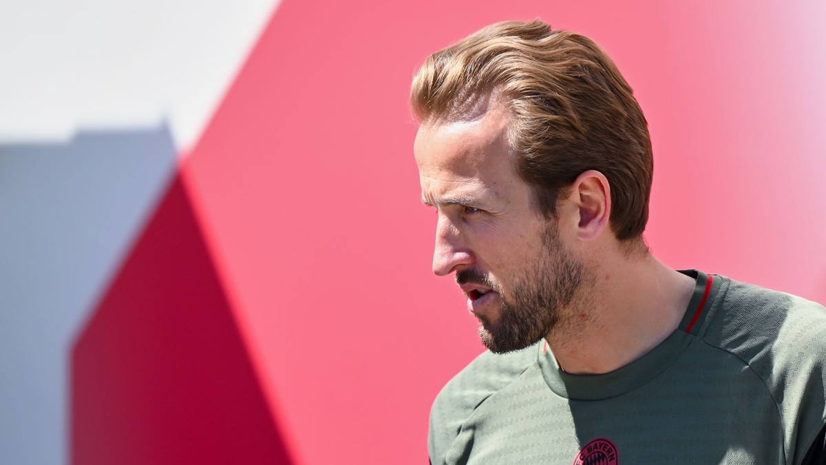 Na snímke futbalista Bayernu Mníchov Harry Kane prichádza na tréning.