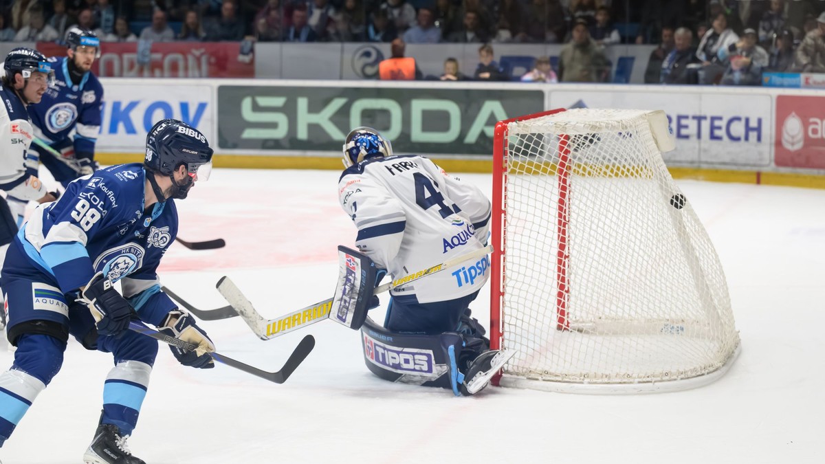 Na snímke gól v bránke Popradu, autor Artur Turanský z Nitry (vľavo) v piatom zápase.