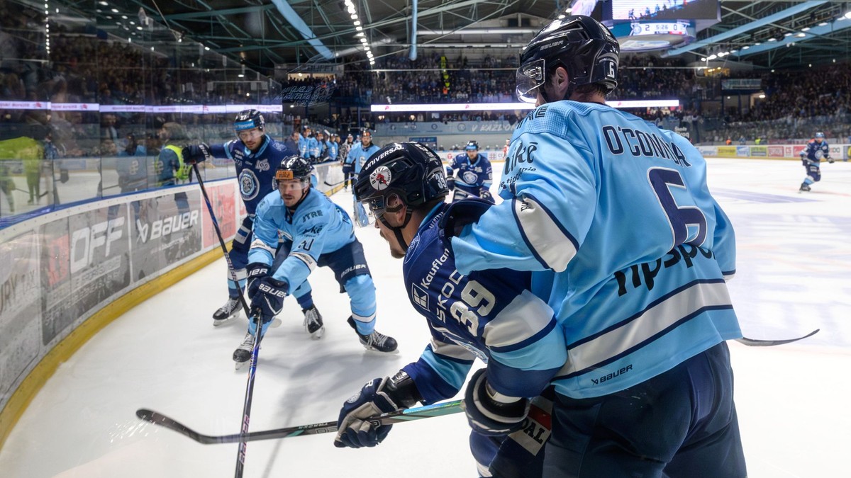 Na snímke zľava Sebastian Čederle (Nitra), Ryan Dmowski (Bratislava), Jakub Lacka (Nitra) a Ryan O´Connor (Bratislava).