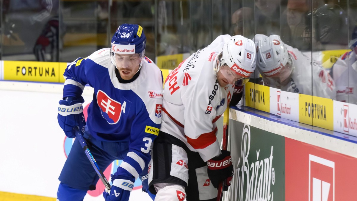 Na snímke zľava Peter Cehlárik (Slovensko) a Dario Rohrbach (Švajčiarsko) v prípravnom zápase.