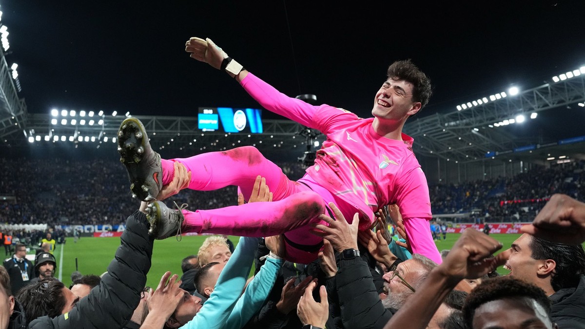 Brankár Lazia Edoardo Motta oslavuje so spoluhráčmi.