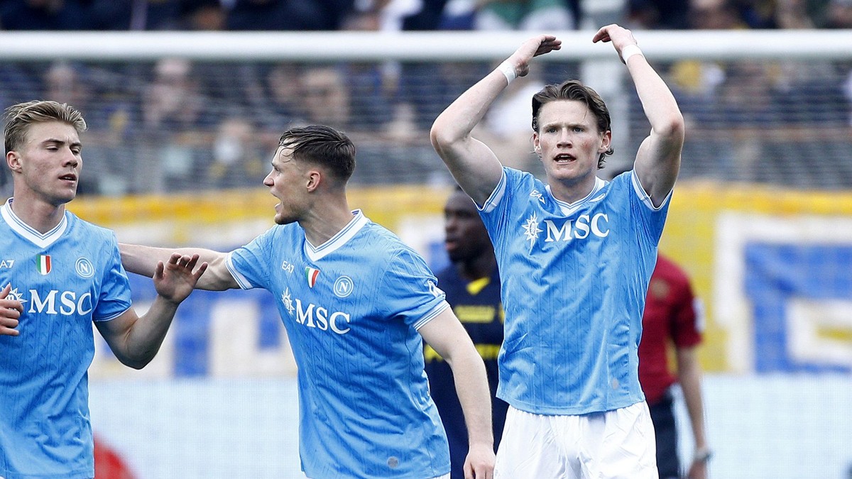 Na snímke hráč Neapolu Scott McTominay (vpravo) sa raduje po strelení gólu.