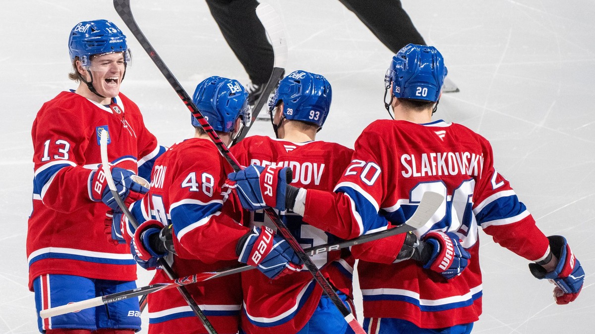 Ivan Demidov (93) oslavuje gól s Caufieldom (13), Hutsonom (48) a Jurajom Slafkovským (20).