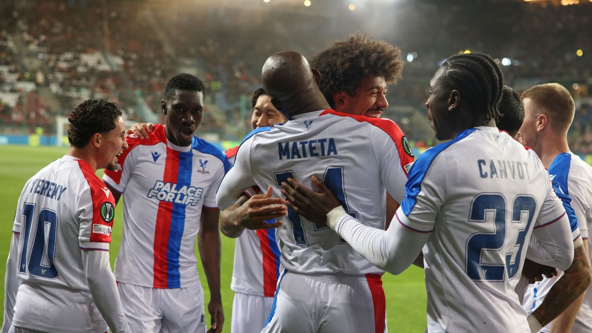 Hráči Crystal Palace oslavujú po úvodnom góle Ismaila Sarru v zápase semifinále Konferenčnej ligy Šachtar Doneck - Crystal Palace.