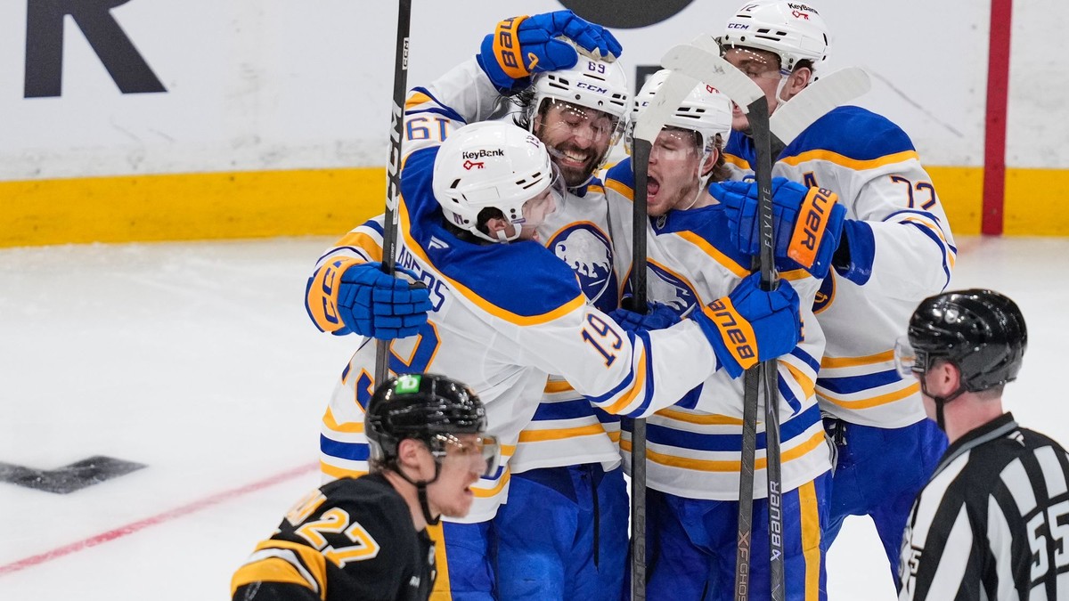 Hráč Buffala Alex Tuch (89) sa raduje so spoluhráčmi po strelení gólu.
