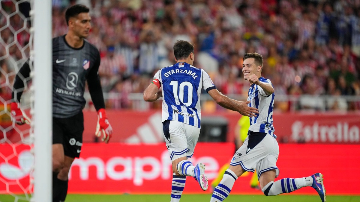 Real Sociedad oslavuje gól. 
