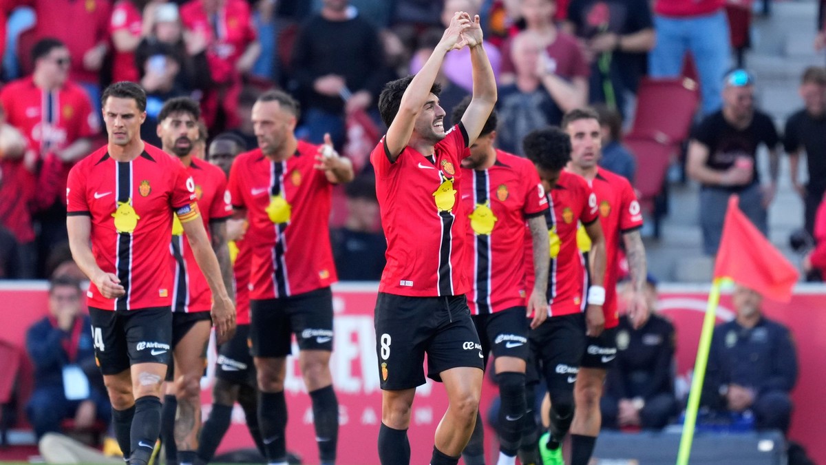 Slovenský futbalista a kapitán RCD Mallorca Martin Valjent (vľavo) reaguje.
