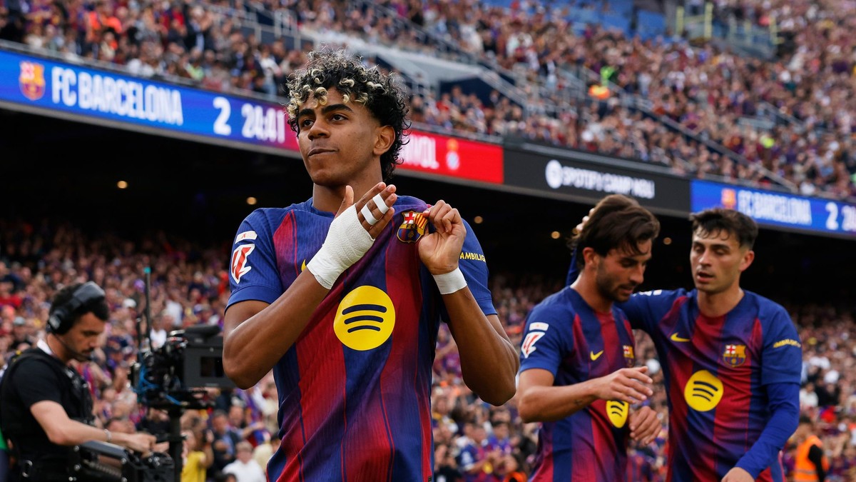 Hráči Barcelony oslavujú gól.