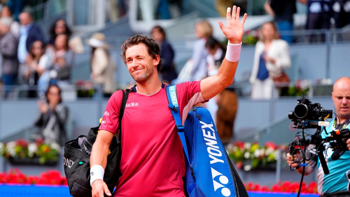 Nórsky tenista Casper Ruud máva divákom po prehre nad Belgičanom Alexandrom Blockxom vo štvrťfinále.