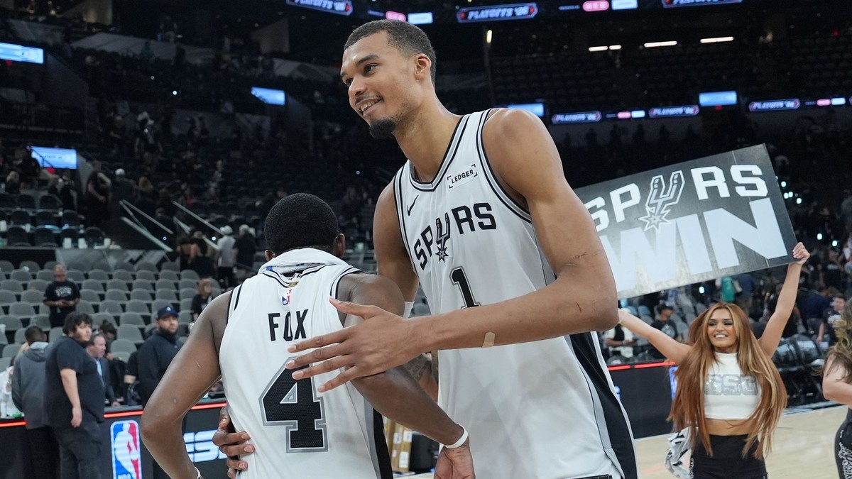 Victor Wembanyama sa teší s De'aaronom Foxom (4) z postupu.