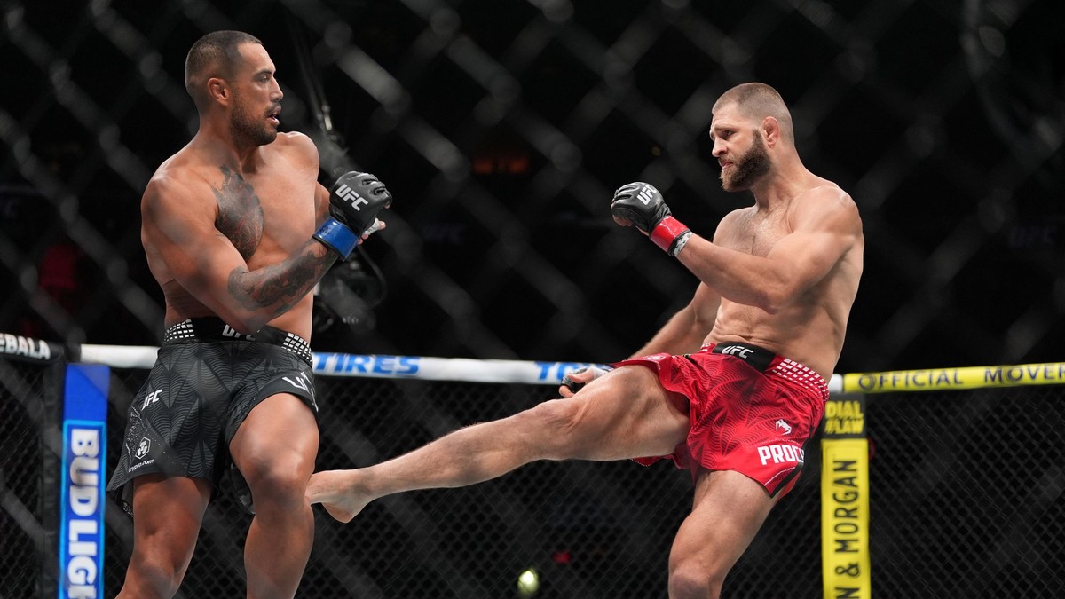 Carlos Ulberg (vľavo) v zápase s Procházkom na turnaji UFC 327.