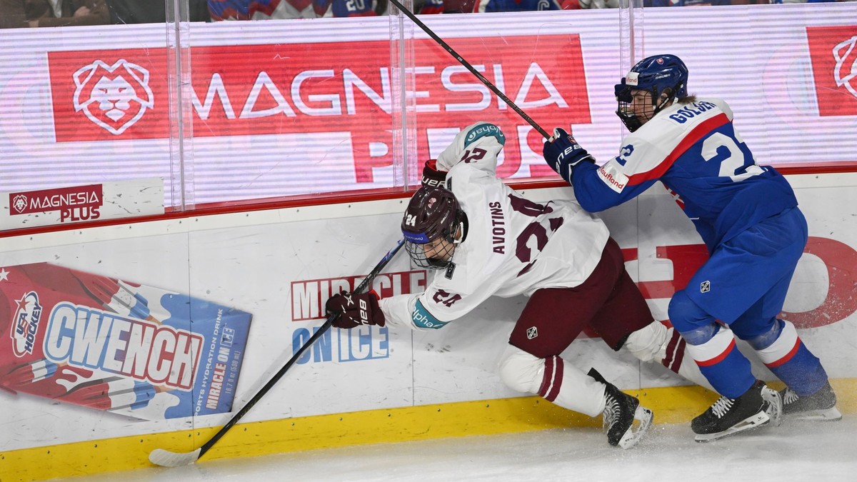Na snímke vpravo kapitán Slovenska Adam Goljer a hráč Lotyšska Magnuss Avotins počas hokejového zápasu Slovensko – Lotyšsko v semifinále.
