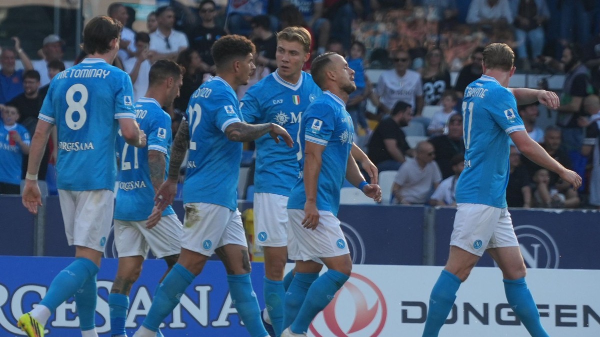 Futbalisti Neapolu oslavujú gól proti Udinese.