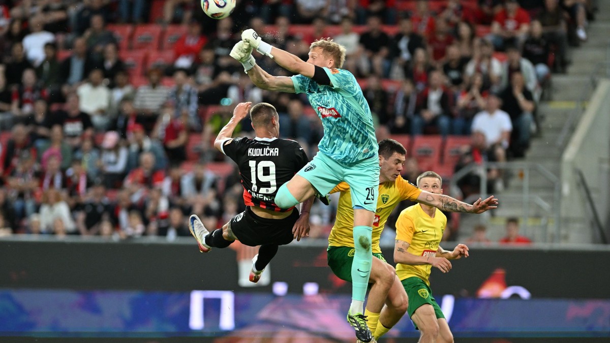 Brankár Žiliny Dominik Sváček. 