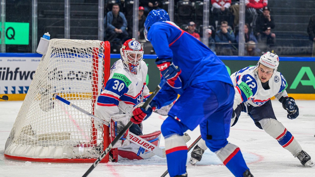 Tobias Normann (Nórsko), Martin Pospíšil (Slovensko) a Stian Solberg (Nórsko) počas zápasu základnej B-skupiny Slovensko - Nórsko na MS v hokeji 2026. 