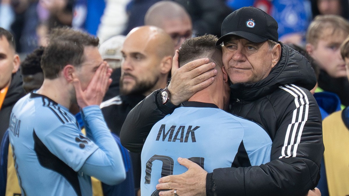 Guram Kašia, Róbert Mak a tréner Slovana Vladimír Weiss st. po záverečnom zápase 10. kola nadstavbovej časti Niké ligy - skupina o titul ŠK Slovan Bratislava - MFK Zemplín Michalovce.