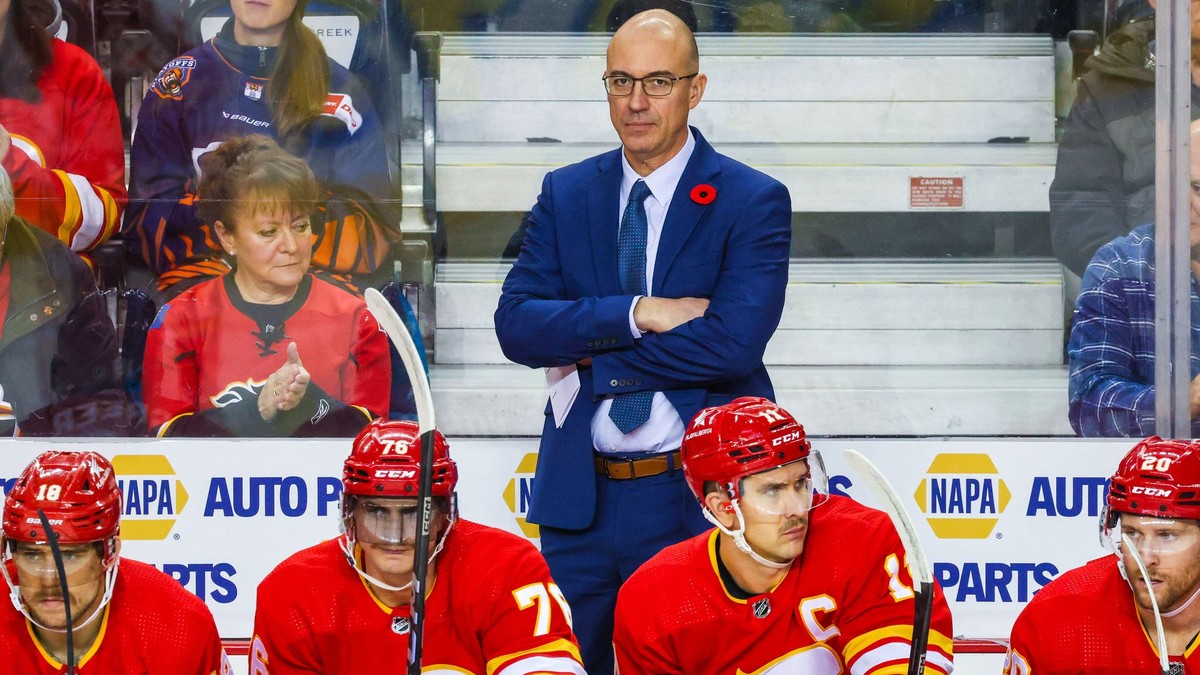 Tréner Calgary Ryan Huska, vľavo dole slovenský útočník Martin Pospíšil. 