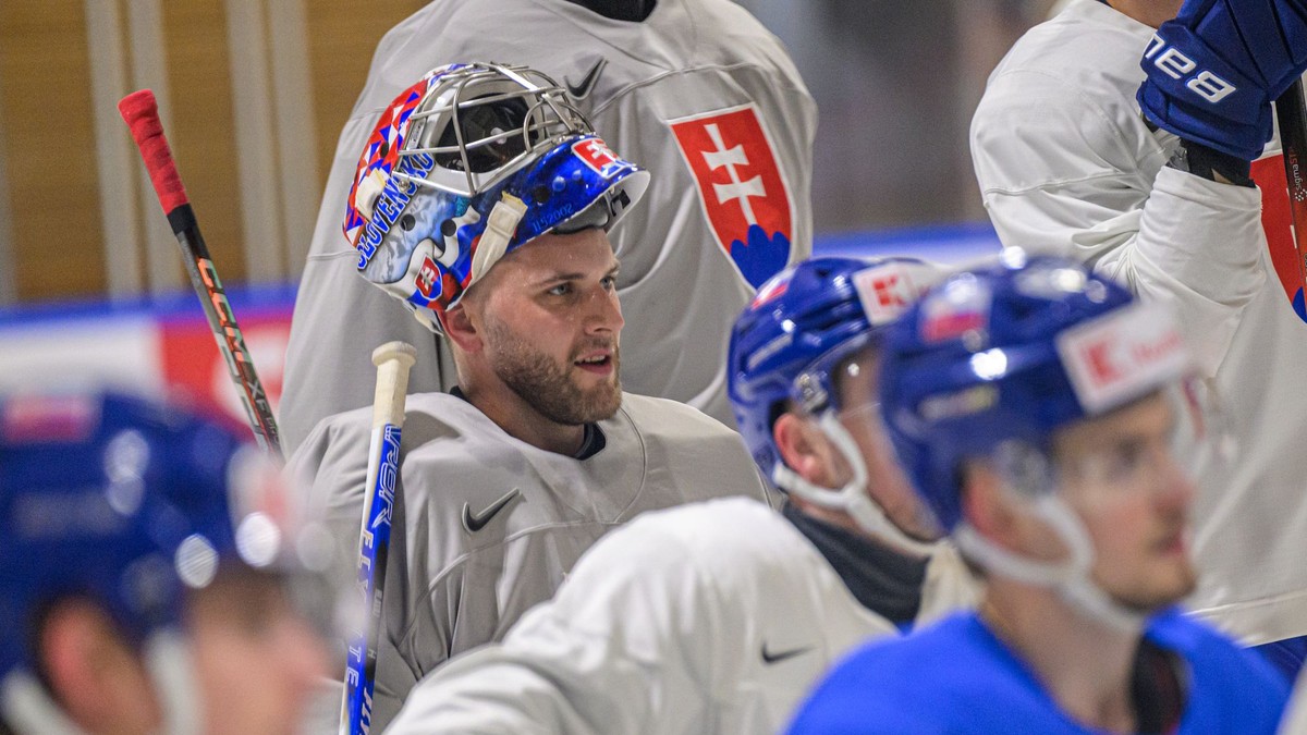 Brankár Samuel Hlavaj počas tréningu slovenskej hokejovej reprezentácie na MS v hokeji 2026.