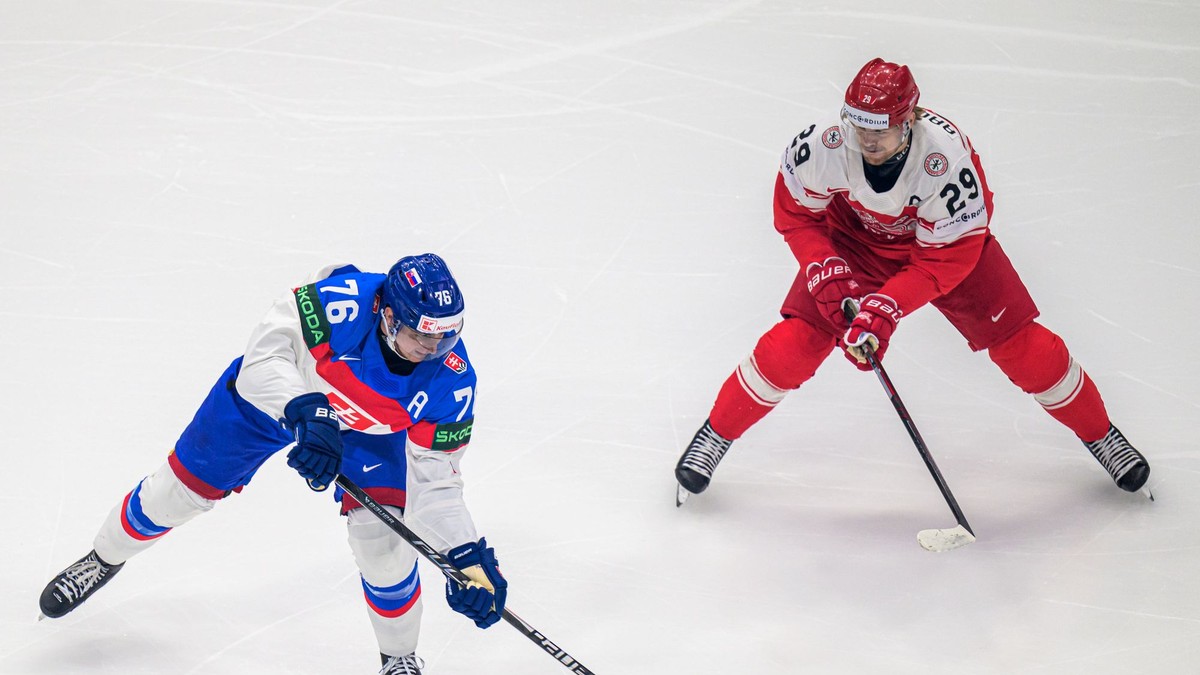 Na snímke Martin Pospíšil (Slovensko) a Mikkel Aagaard (Dánsko) bojujú o puk počas zápasu základnej B-skupiny Dánsko - Slovensko.