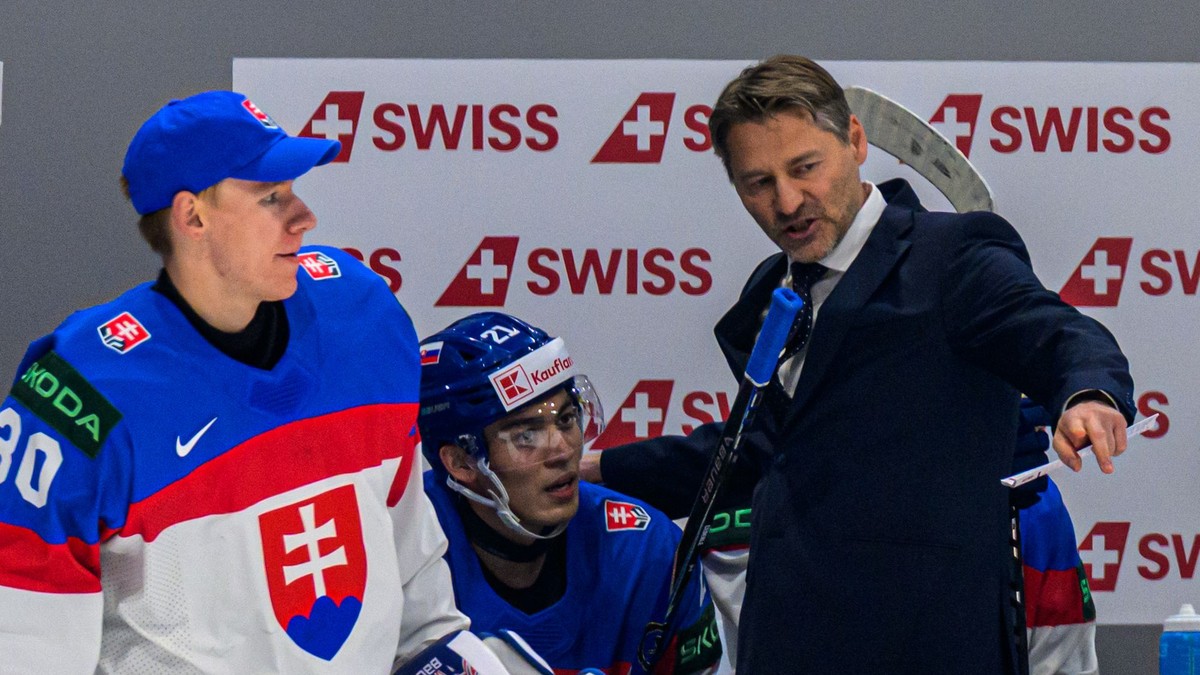 Na snímke sprava tréner slovenskej reprezentácie Vladimír Országh, Sebastián Čederle a brankár Adam Gajan (obaja Slovensko).
