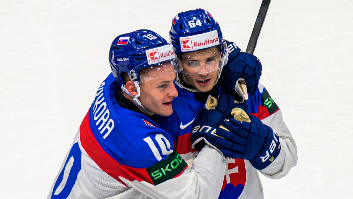 Patrik Koch a Adam Sýkora sa tešia z gólu počas zápasu základnej B-skupiny Dánsko - Slovensko.
