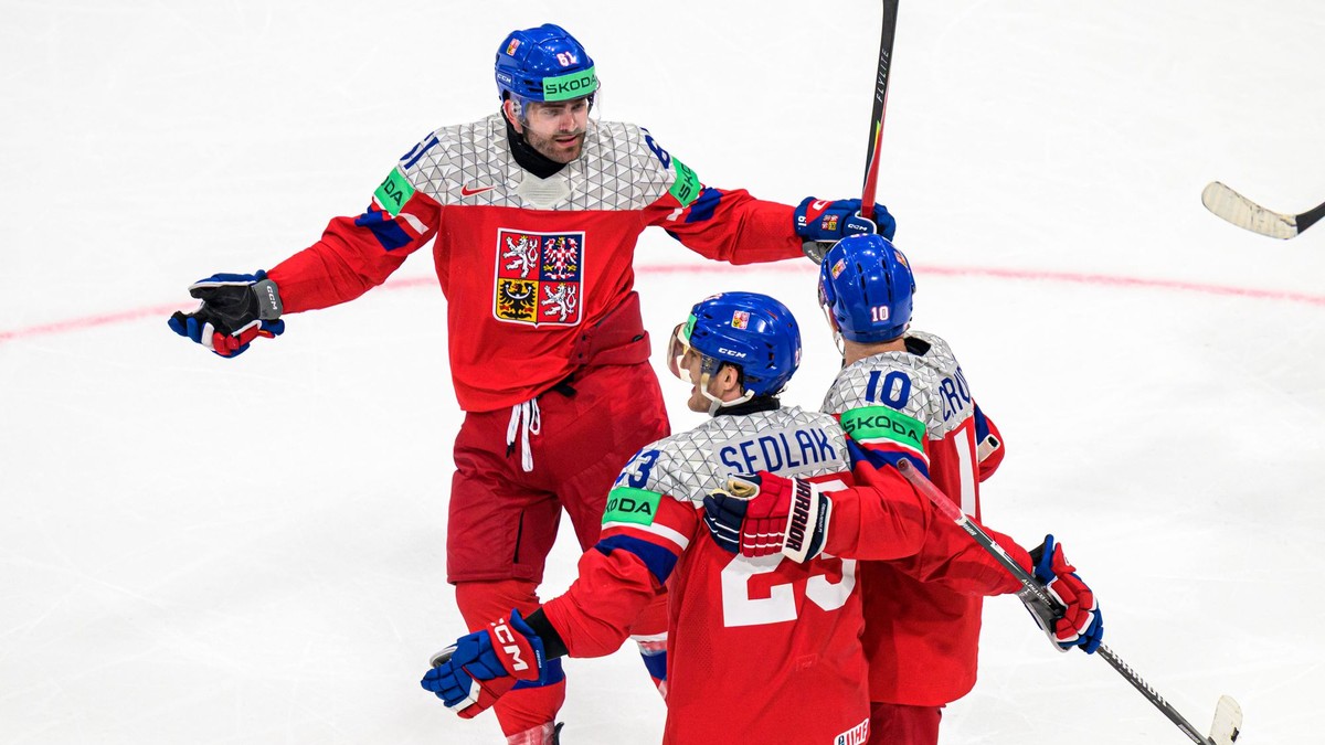 Radosť českých hokejistov po góle v zápase proti Slovensku.