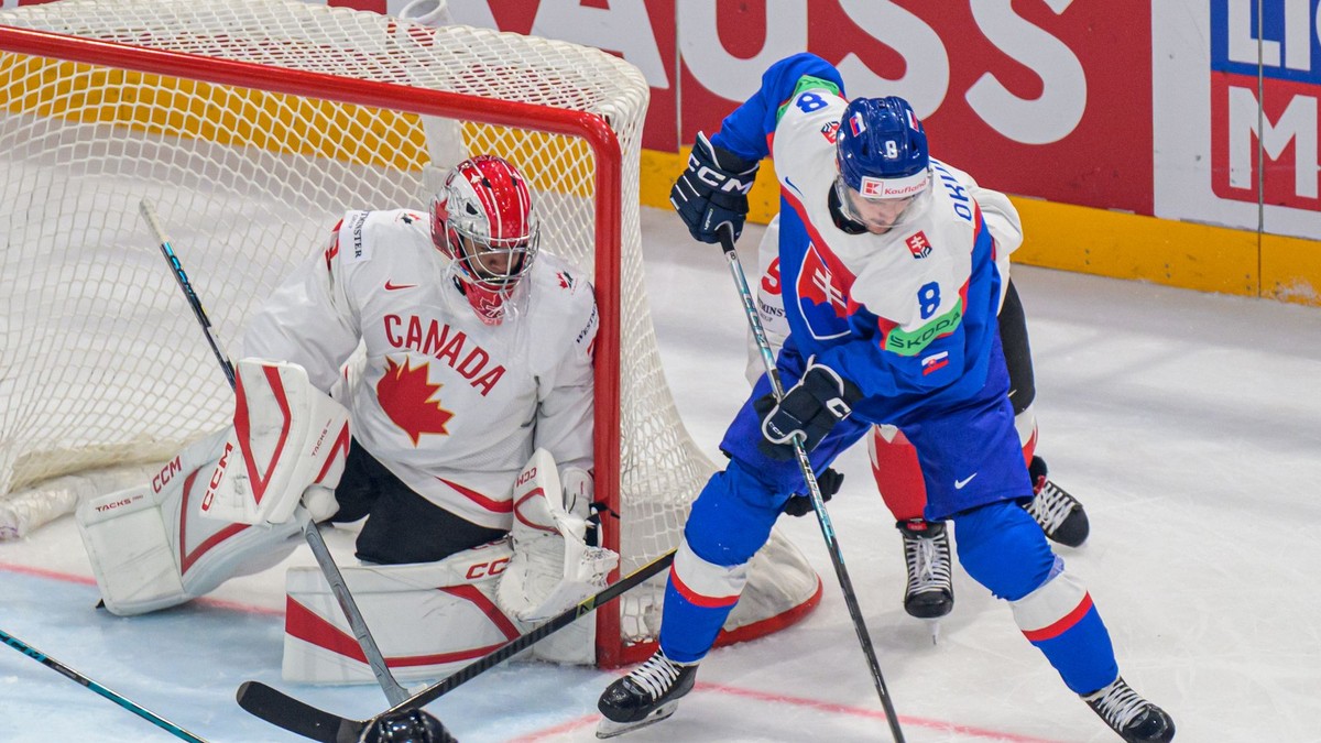 Jet Greaves (Kanada), Oliver Okuliar (Slovensko) a Denton Mateychuk (Kanada) v zápase základnej B-skupiny Slovensko - Kanada.