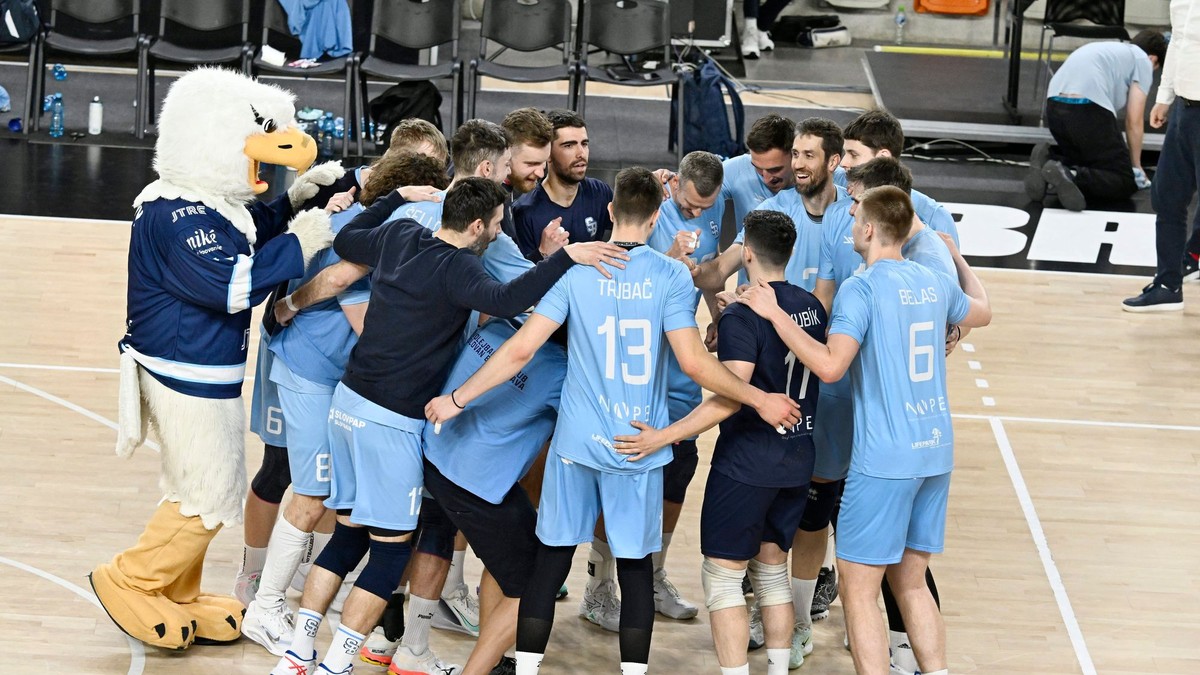 Hráči Slovana sa tešia z výhry 3:1 na sety v treťom finálovom stretnutí play off Niké extraligy vo volejbale mužov VK Slovan Bratislava - RIEKER UJS Komárno.