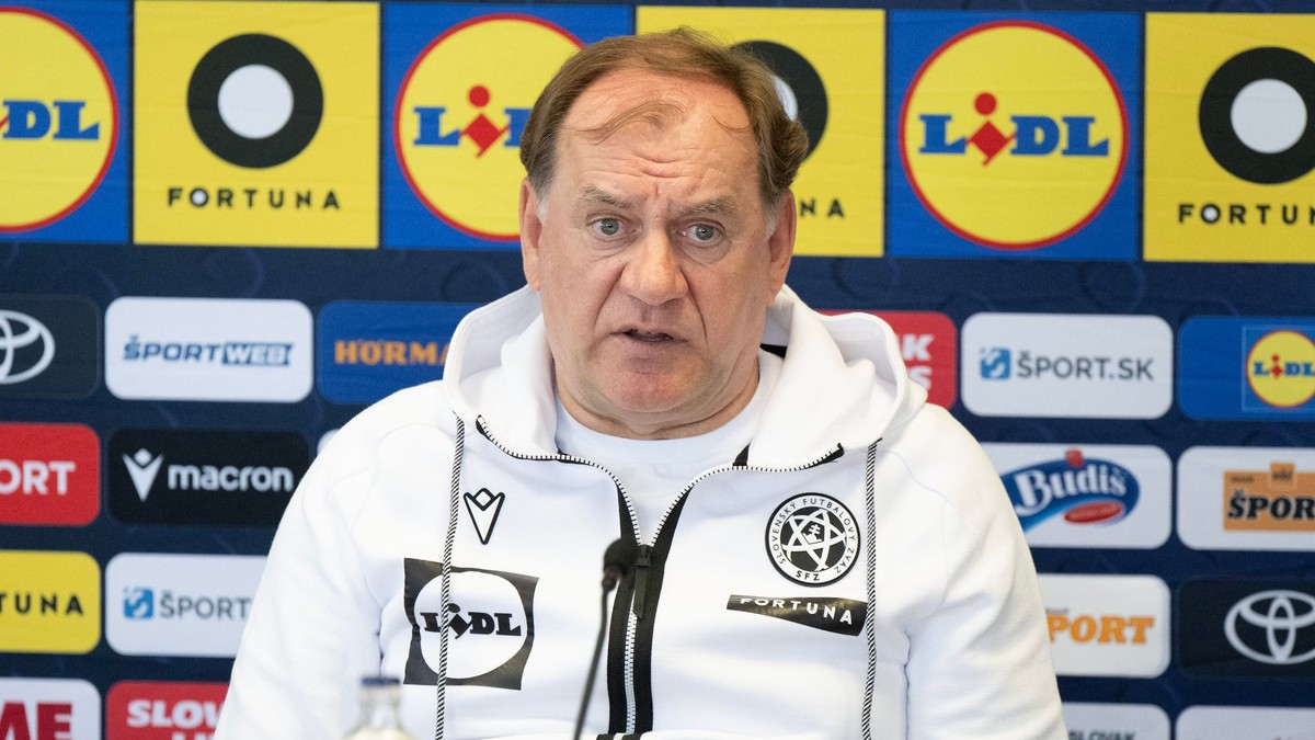 Na snímke tréner slovenskej futbalovej reprezentácie Vladimír Weiss st. počas tlačovej konferencie k nominácii Slovenska.