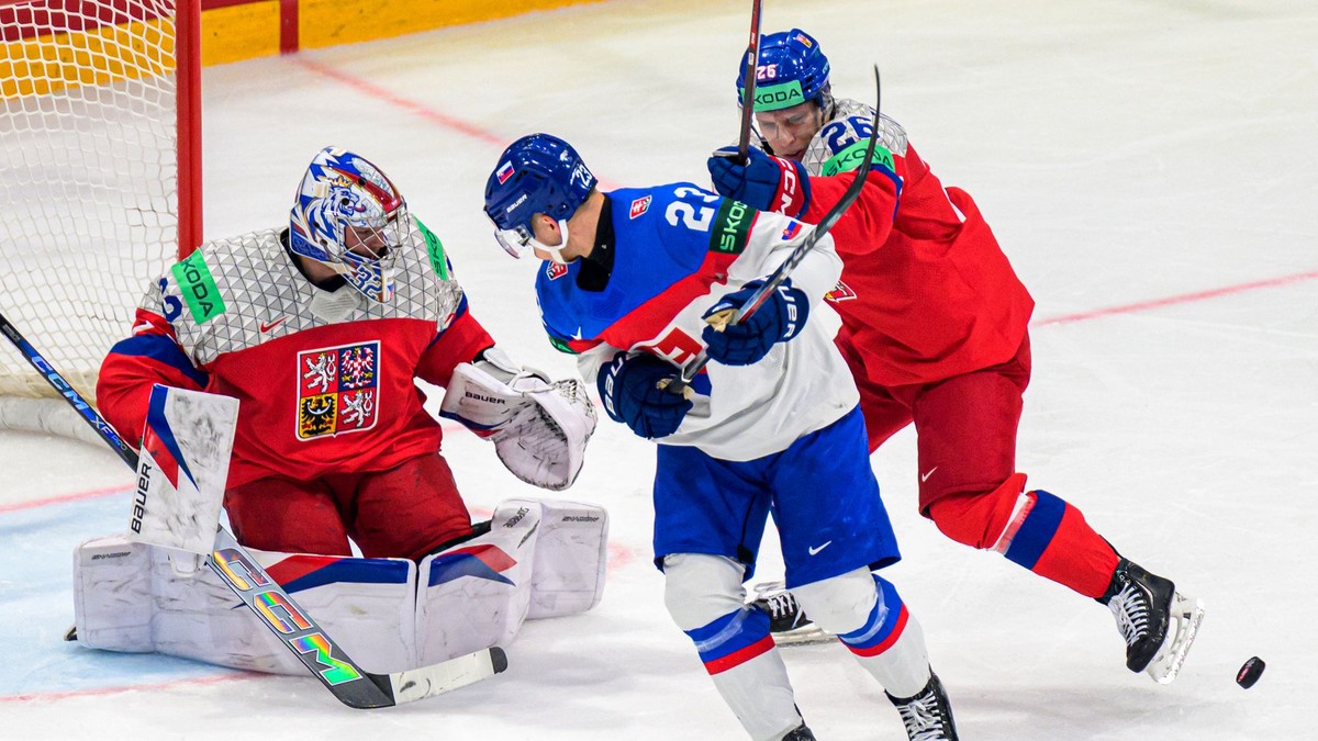 Josef Kořenář (Česko), Adam Liška (Slovensko) a Jiří Ticháček (Česko) v zápase základnej B-skupiny Slovensko - Česko.