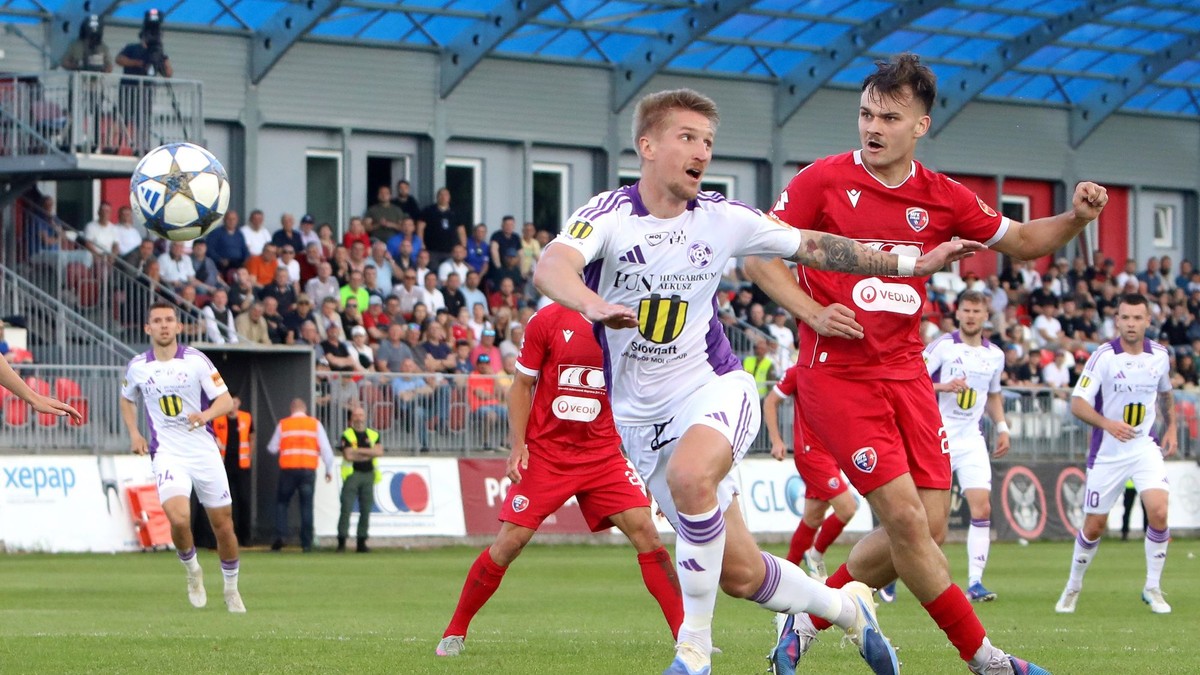 Šimon Šmehýl (Komárno) a Lukáš Filipiak (Zvolen) počas prveho zápasu baráže o účasť v Niké lige MFK Zvolen - KFC Komárno.