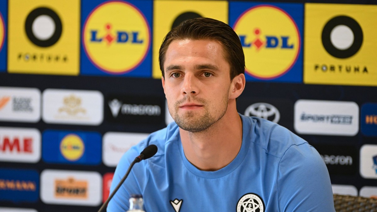 Hráč slovenskej futbalovej reprezentácie Martin Valjent počas tlačovej konferencie.