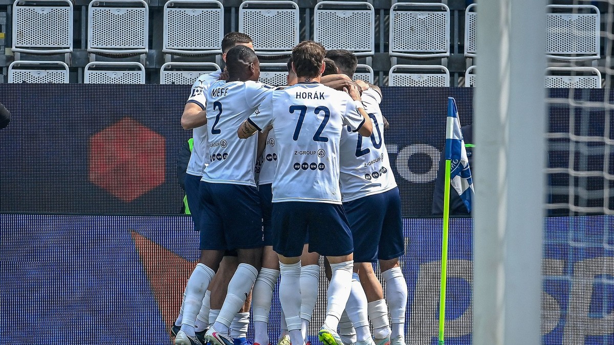 Futbalisti 1.FC Slovácko oslavujú gól.