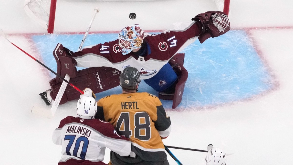 Tomáš Hertl strieľa víťazný gól Vegas v treťom zápase proti Coloradu.