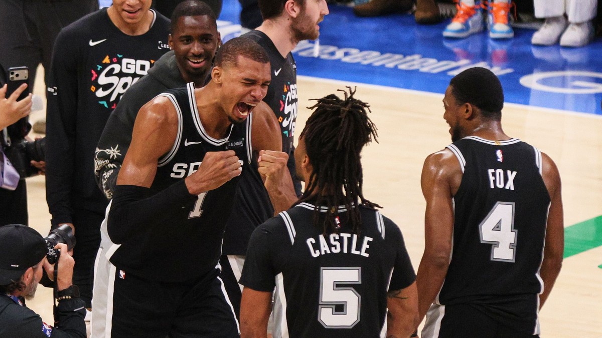 Útočník Victor Wembanyama zo San Antonia Spurs sa teší.
