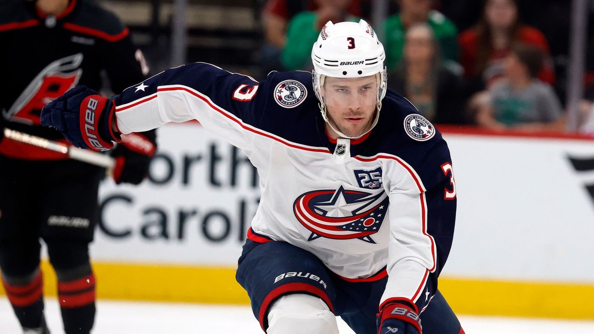 Charlie Coyle v drese tímu Columbus Blue Jackets.
