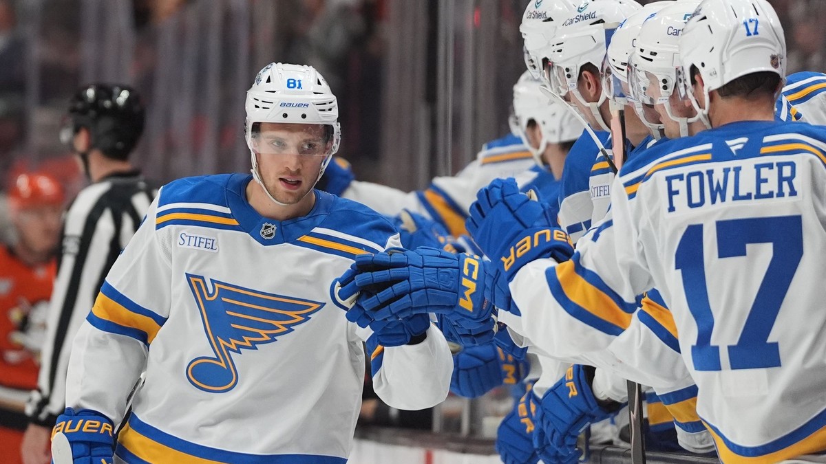 Na snímke je útočník tímu St. Louis Blues Dylan Holloway.