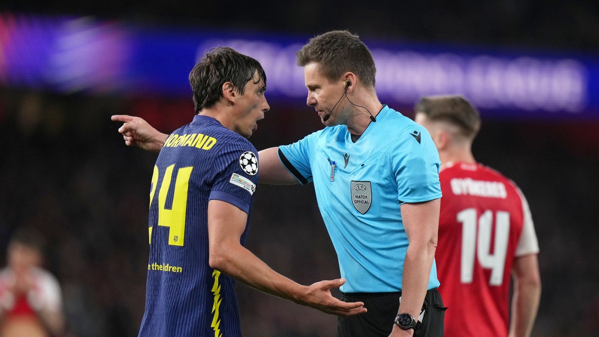 Robin Le Normand v rozhovore s rozhodcom Danielom Siebertom počas odvety semifinále Ligy majstrov.