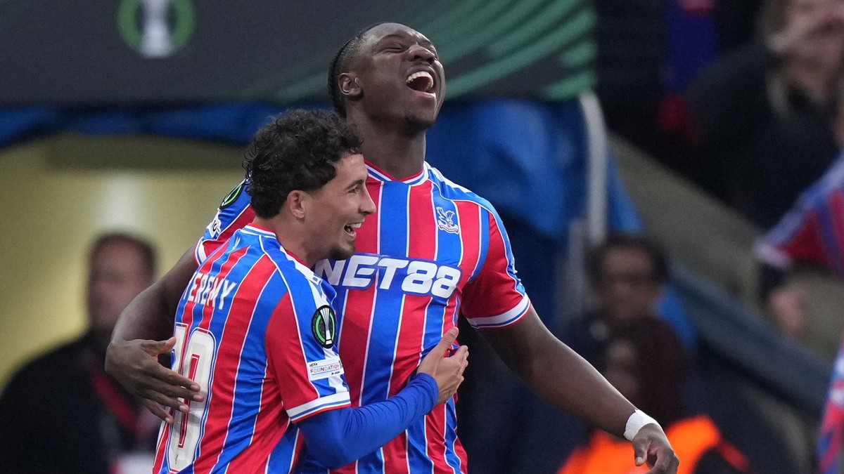 Futbalisti Crystal Palace oslavujú gól.