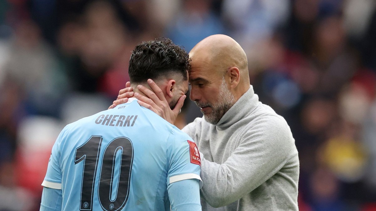 Tréner Pep Guardiola a Rayan Cherki.